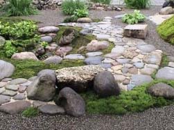 川石を畳んだ石張りのテラス