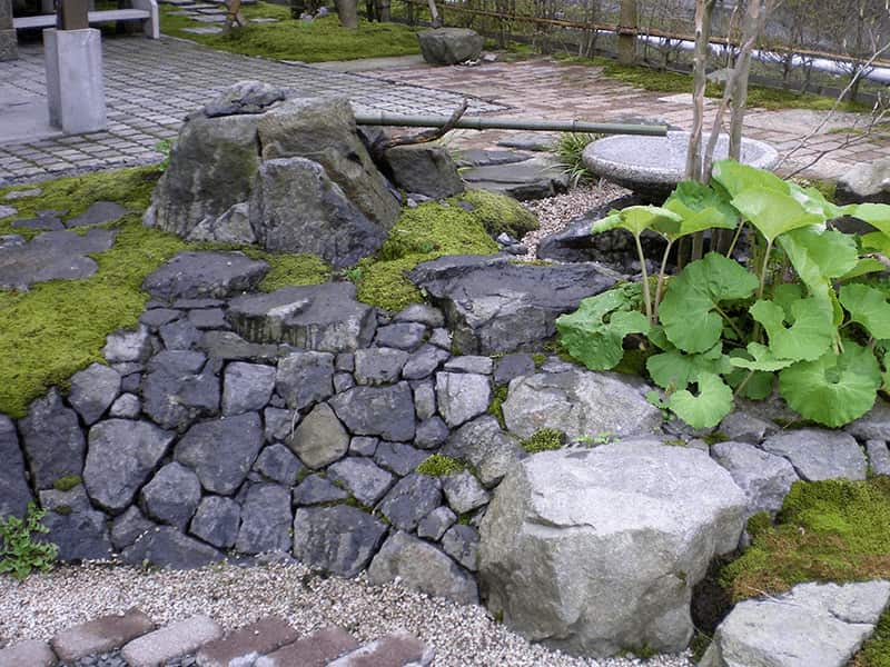 山の水を引いた流れの水源