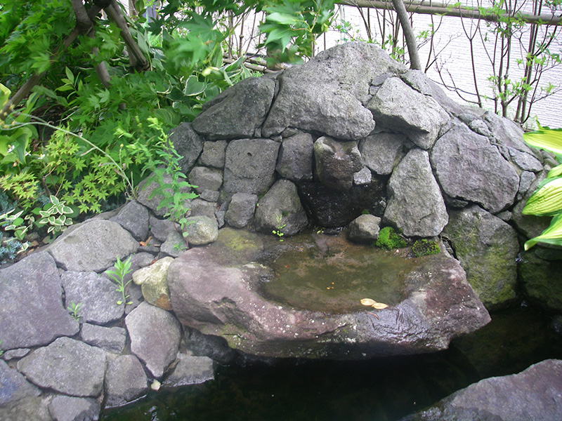 白神の山石を積んだ壁泉