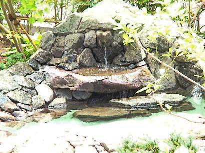 鳥海石を組んだ壁泉