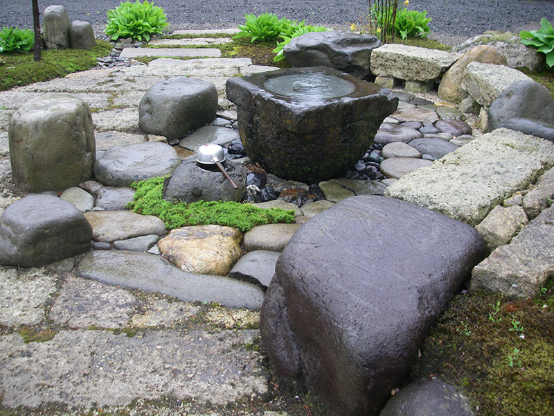 丸く厚みのある川石のテラス