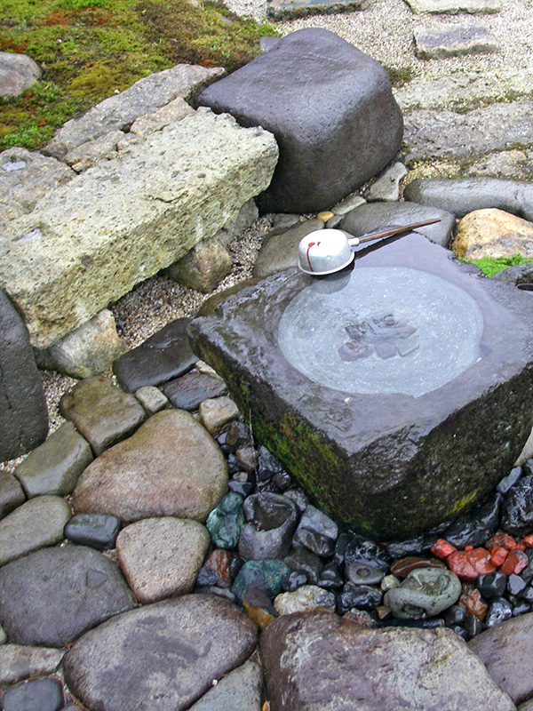 水琴窟は古い傘立