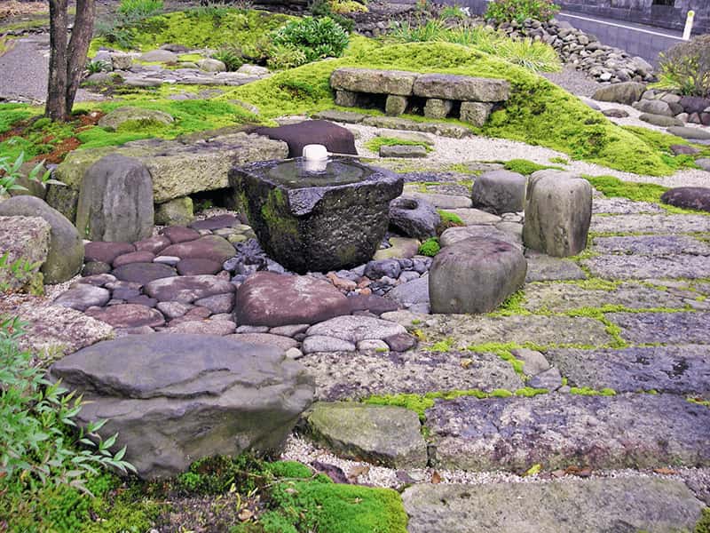 土中から出た石も庭に使う 土中から出た石と家の土台だった石を使い庭を造る