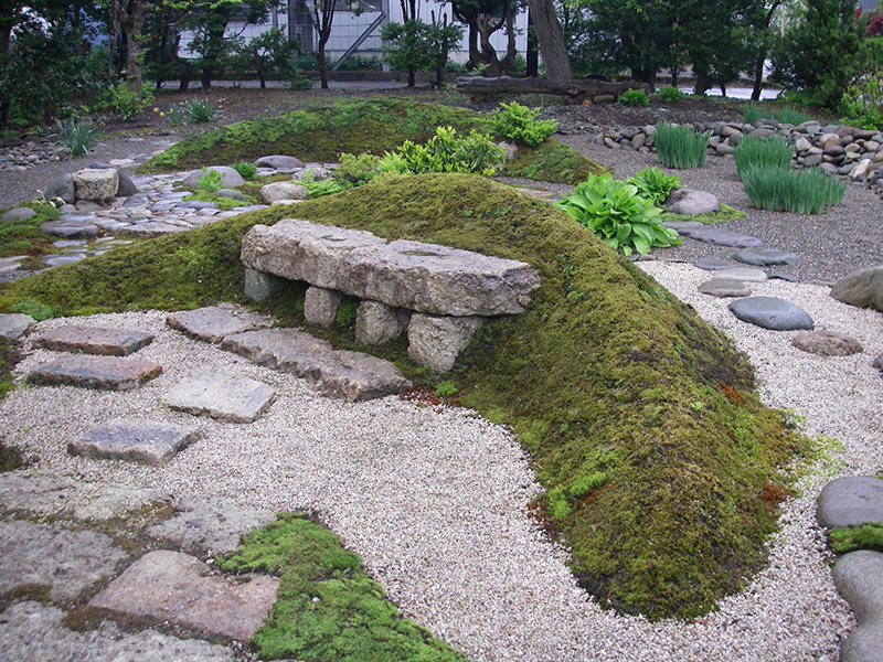 苔の土塁と石のベンチ