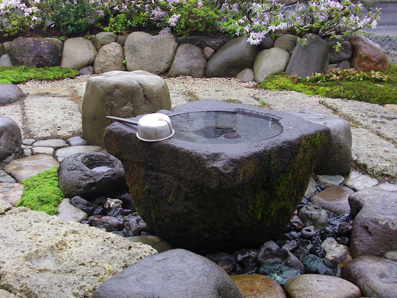 アルミの柄杓を修理して水汲みに使う