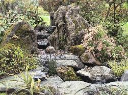 漬物石だったひき臼と既存の鳥海石を組み直した小滝