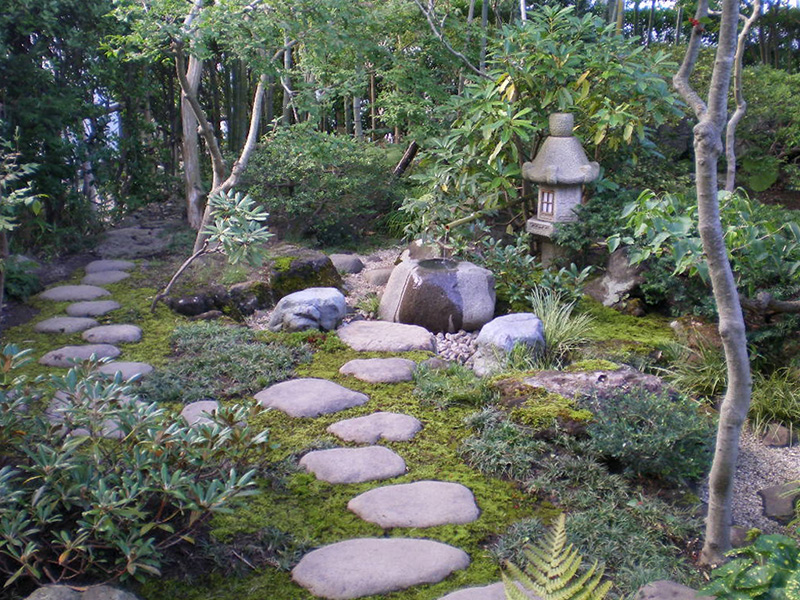 白神山系産の石を使った露地の景
