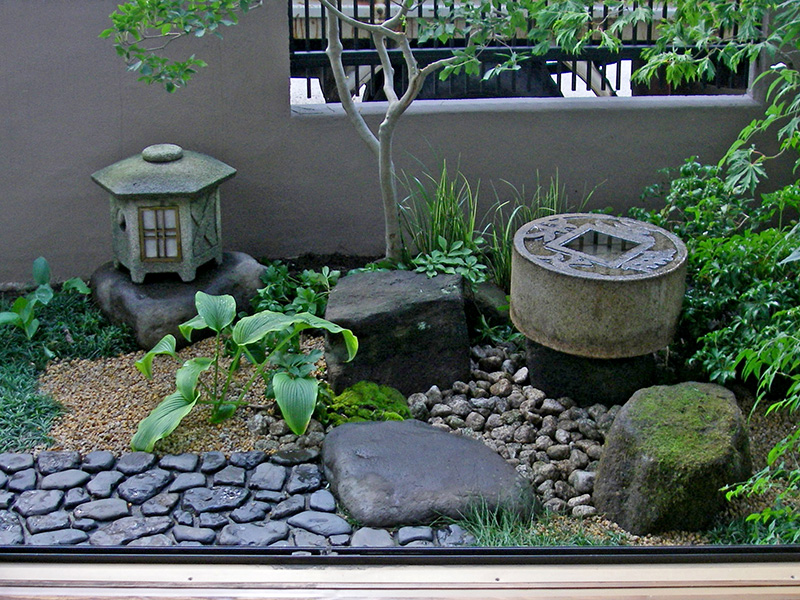 米代川水系の川石で畳んだ延段と知足の水鉢の蹲踞