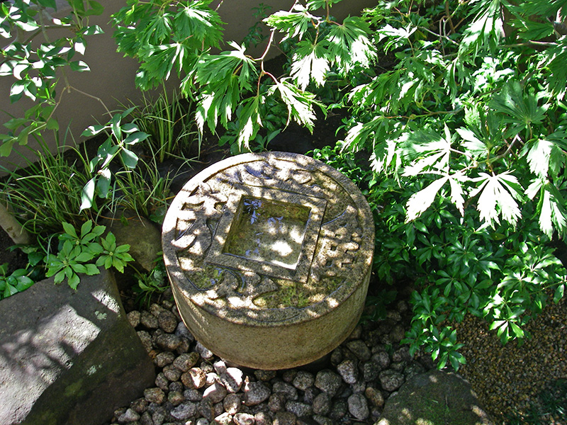 吾唯足知（われ、ただ足ることを知る）と掘られた水鉢