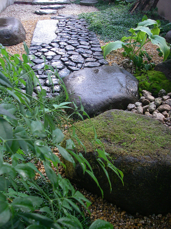 真黒　① マグロ　石　敷石　盆石　水石　景石　造園　庭園　庭 真黒 ① マグロ 石 敷石 盆石 水石 景石 造園 庭園 庭の通販 by