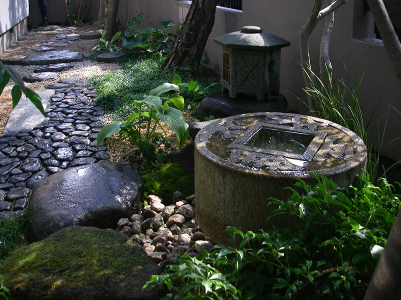米代川水系の川石の飛び石