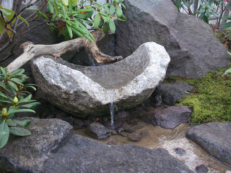 深山の湧水を模した庭の一番奥にある湧水