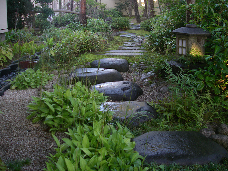奥に進むにつれ、雑木林から「風の松原」へと庭の景色が映り変わる