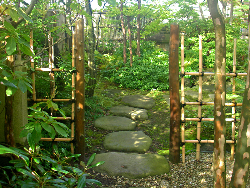 自然樹形の木や下草を豊富に使った柔らかみのある優しい景色