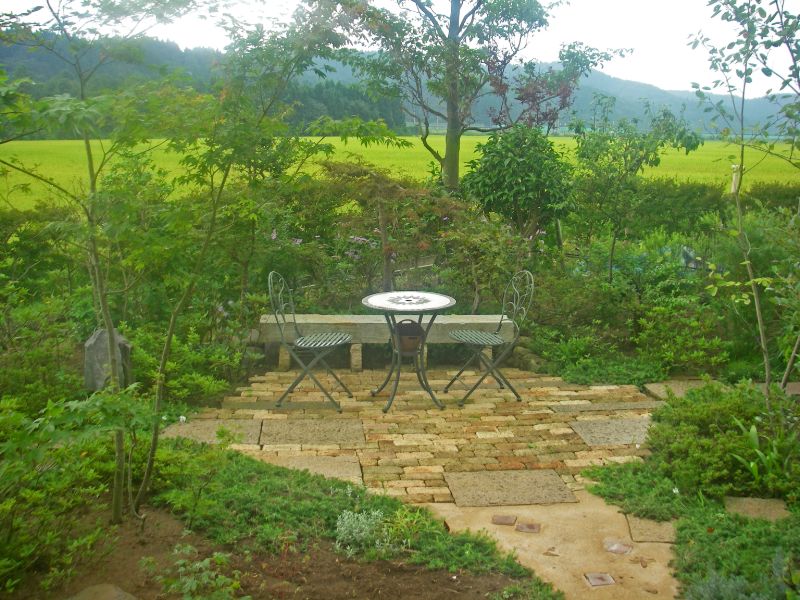 緑に囲まれた庭のテラス