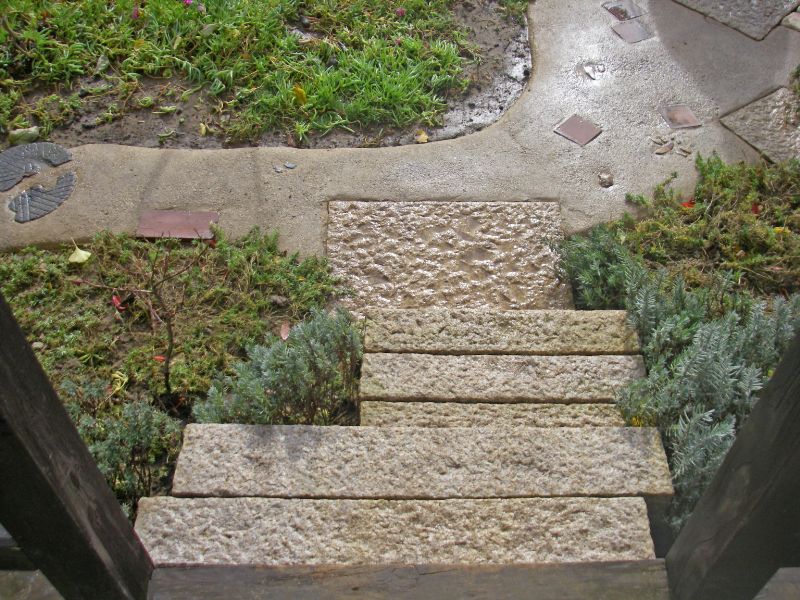 屋内と三和土の道を繋ぐミカゲの階段