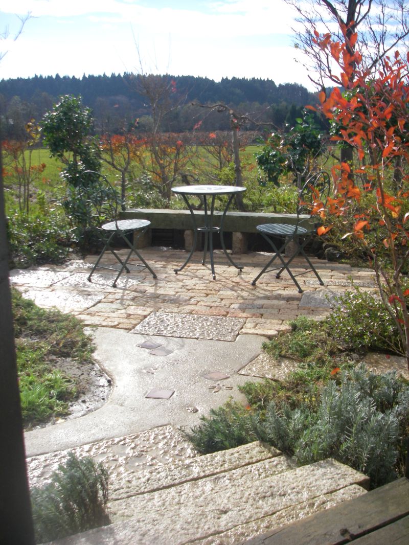 ミカゲの階段から三和土の小道、テラスへ向かう導線