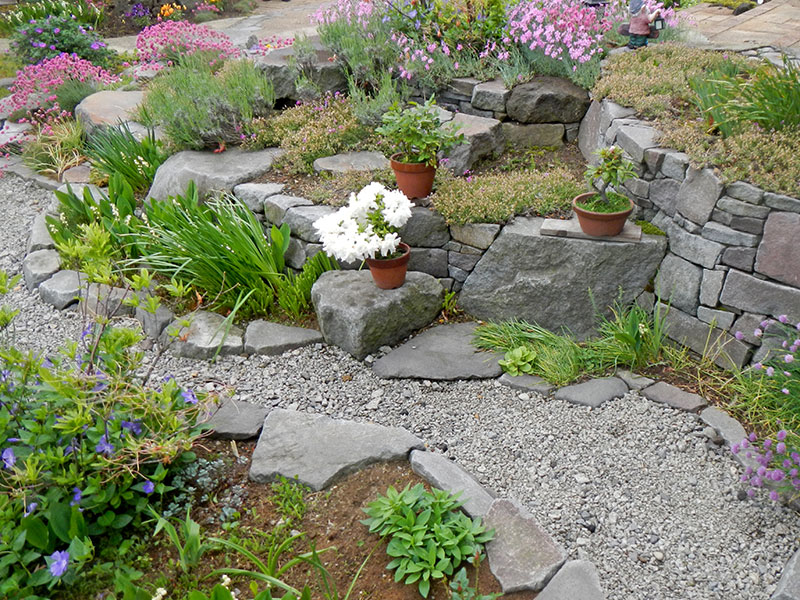 ガーデニングを楽しむ花壇の庭～庭のスタイルと素材」秋田県能代市