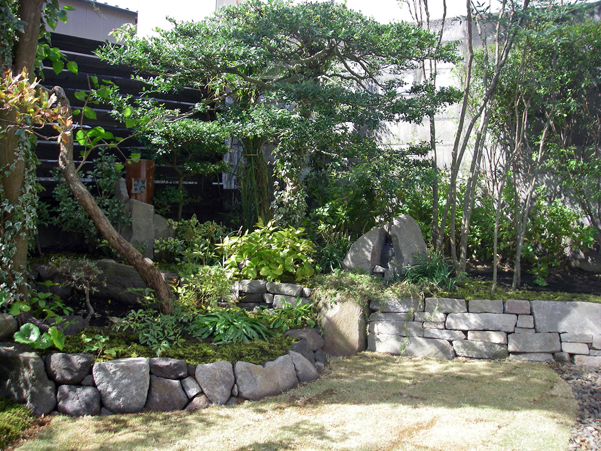 二段の石積みを塀沿いに設けた