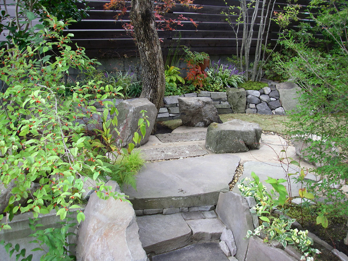 柿の木の下の石のテラス