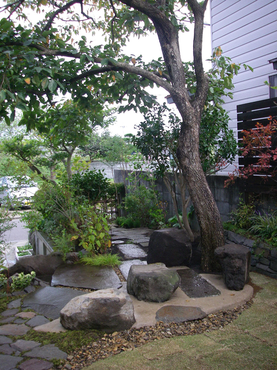 寒風石のあられこぼしの伝いでテラスからリビングへと向かう