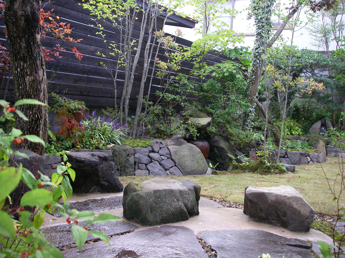 鳥海石のテーブルとベンチ