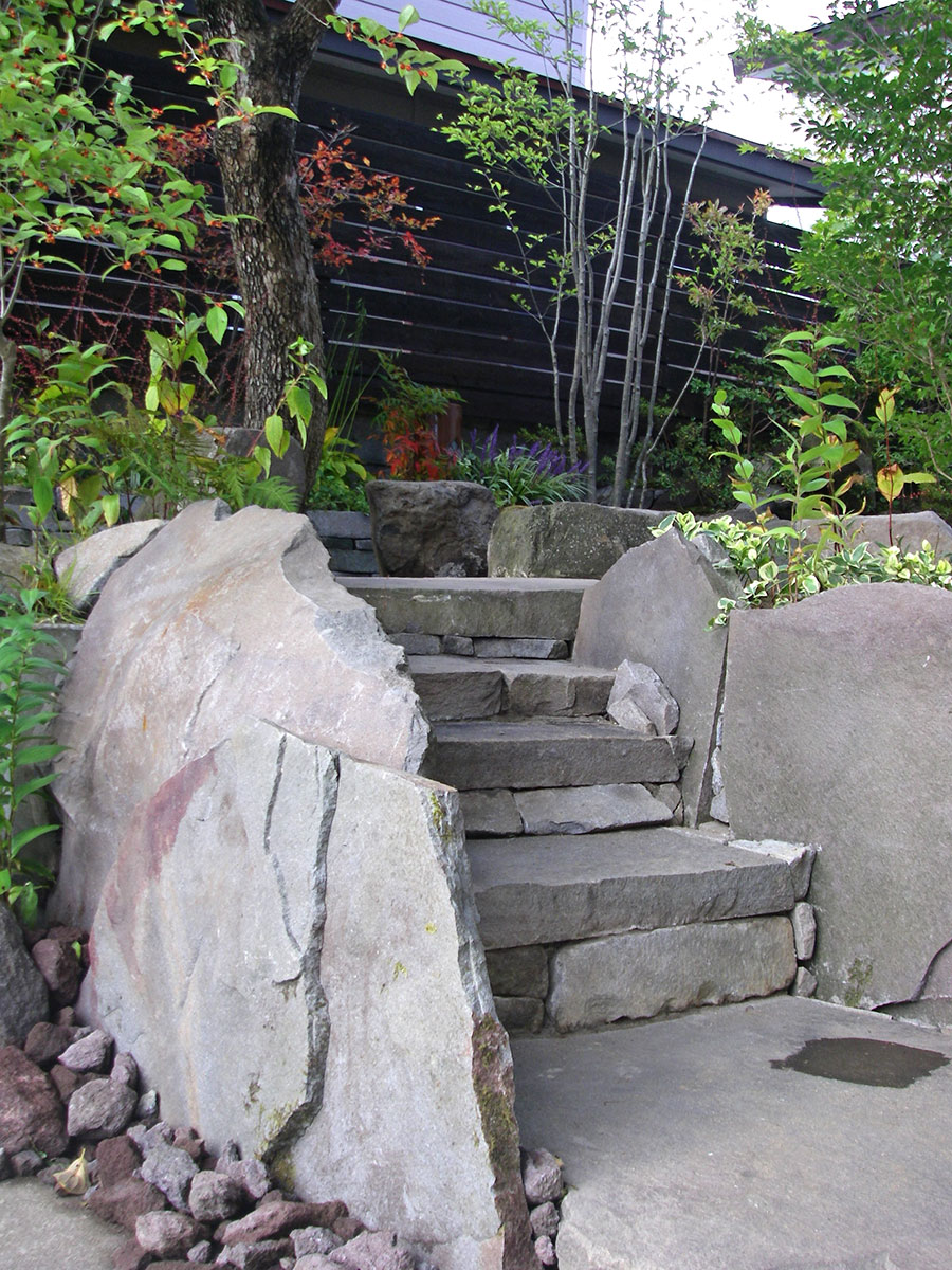 寒風石の板石で囲った階段