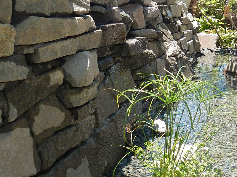 寒風石の壁泉と流れ