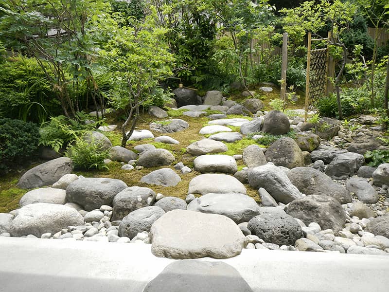 土中や床下から出た家石を打った内露庭