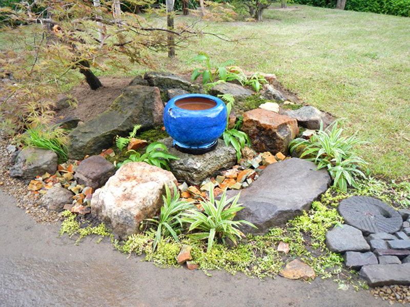 青い火鉢を転用した水鉢