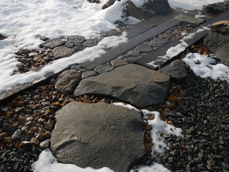 雪から顔を出した延段