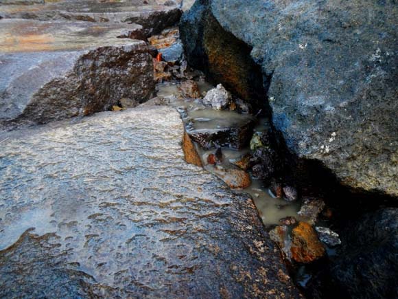 流れの途中に設けた小滝