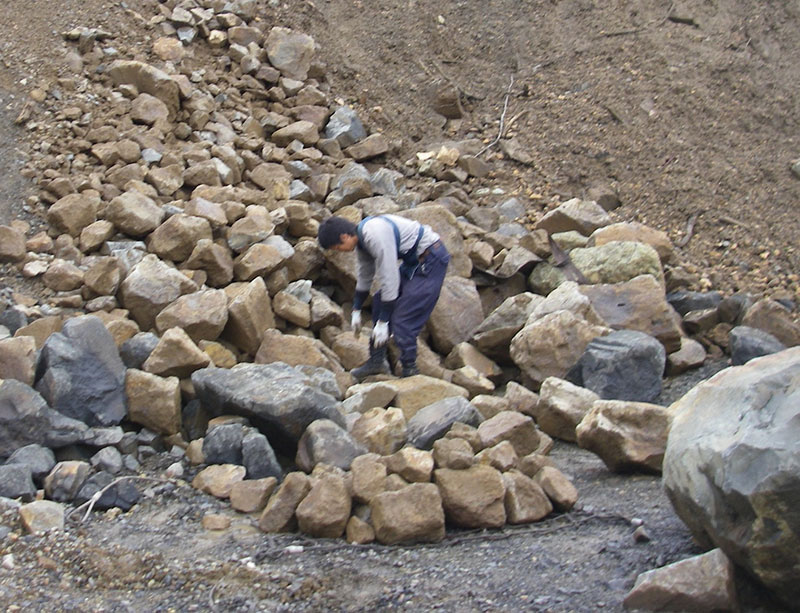 石山から石を選び出す様子