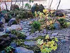 既存の木を使った庭の改修例。園路も既存の石で畳みました